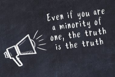 Siyah masaya hoparlör ve motivasyonel alıntının tebeşir çizimi