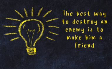 Bir ampulün tebeşir çizimi ve bilgece alıntıların yazımı