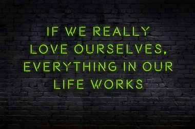 Akıllıca alıntı. Duvara karşı neon yazıtlar