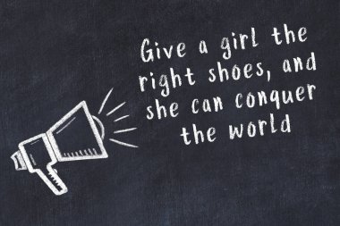 Tebeşir hoparlörü ve siyah masada akıllıca bir alıntı.