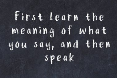 Üzerinde bilge yazılar olan siyah karatahta.