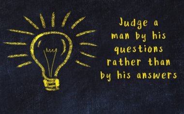 Ampul çizimi ve akıllı alıntıyla siyah karatahta