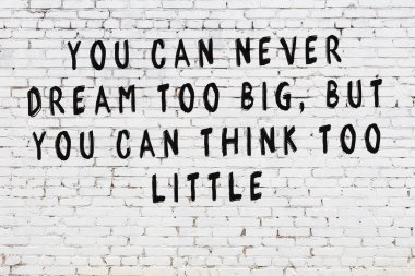 Bilgece alıntıların yazılı olduğu siyah boyanmış beyaz tuğla duvar