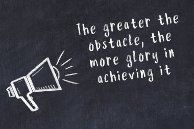 Siyah masaya hoparlör ve motivasyonel alıntının tebeşir çizimi