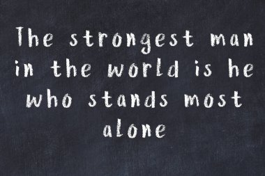 Üzerinde bilge yazılar olan siyah karatahta.