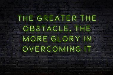 Akıllıca alıntı. Duvara karşı neon yazıtlar