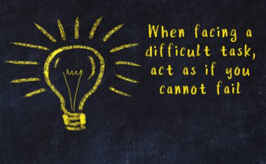 Ampul çizimi ve akıllı alıntıyla siyah karatahta