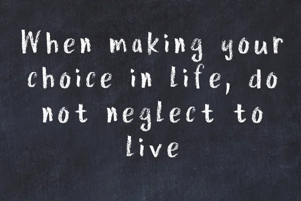 Siyah masadaki akıllı alıntıların tebeşiri.