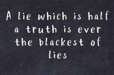 Siyah masadaki akıllı alıntıların tebeşiri.