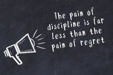 Siyah masaya hoparlör ve motivasyonel alıntının tebeşir çizimi