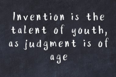 Üzerinde bilge yazılar olan siyah karatahta.