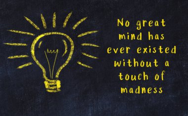 Bir ampulün tebeşir çizimi ve bilgece alıntıların yazımı