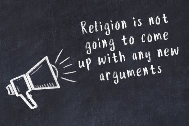 Tebeşir hoparlörü ve siyah masada akıllıca bir alıntı.