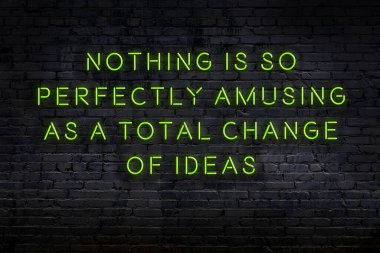 Zekice ve motive edici bir alıntı. Tuğla duvarda neon işareti