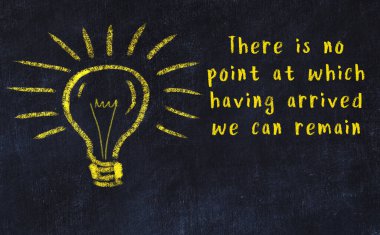 Bir ampulün tebeşir çizimi ve bilgece alıntıların yazımı