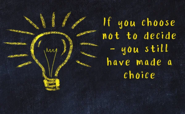 Ampul çizimi ve akıllı alıntıyla siyah karatahta