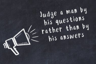 Siyah masaya hoparlör ve motivasyonel alıntının tebeşir çizimi