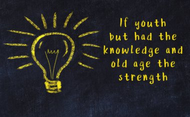 Bir ampulün tebeşir çizimi ve bilgece alıntıların yazımı