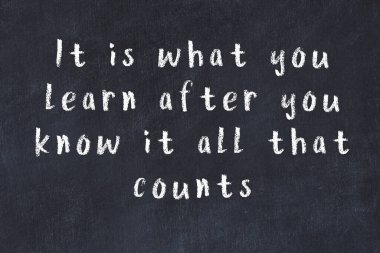 Üzerinde bilge yazılar olan siyah karatahta.