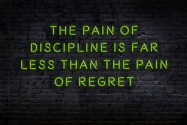 Zekice ve motive edici bir alıntı. Tuğla duvarda neon işareti