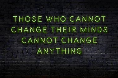 Akıllıca alıntı. Duvara karşı neon yazıtlar