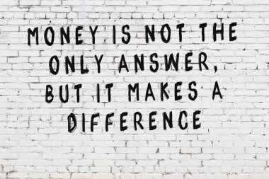 Bilgece alıntıların yazılı olduğu siyah boyanmış beyaz tuğla duvar