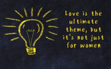 Bir ampulün tebeşir çizimi ve bilgece alıntıların yazımı