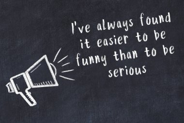 Tebeşir hoparlörü ve siyah masada akıllıca bir alıntı.