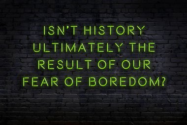 Tuğla duvardaki neon ışığın gece görüşü. Bilge Qoutation. 