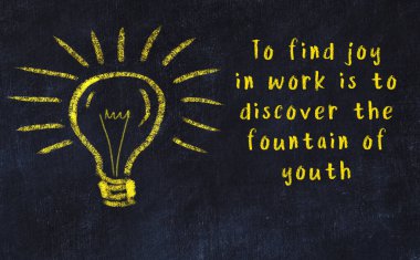 Ampul çizimi ve akıllı alıntıyla siyah karatahta