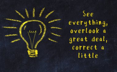 Bir ampulün tebeşir çizimi ve bilgece alıntıların yazımı