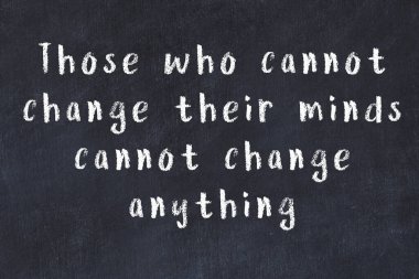 Siyah masadaki akıllı alıntıların tebeşiri.