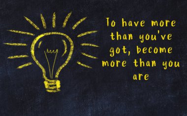 Bir ampulün tebeşir çizimi ve bilgece alıntıların yazımı