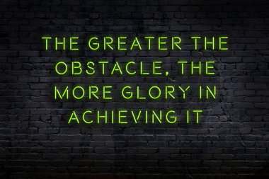 Akıllıca alıntı. Duvara karşı neon yazıtlar