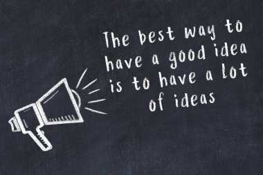 Siyah masaya hoparlör ve motivasyonel alıntının tebeşir çizimi