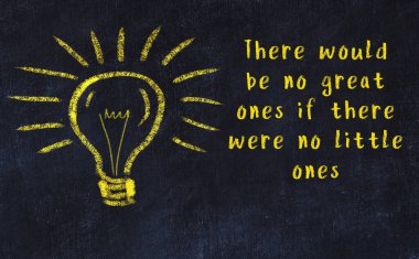 Ampul çizimi ve akıllı alıntıyla siyah karatahta