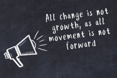 Siyah masaya hoparlör ve motivasyonel alıntının tebeşir çizimi