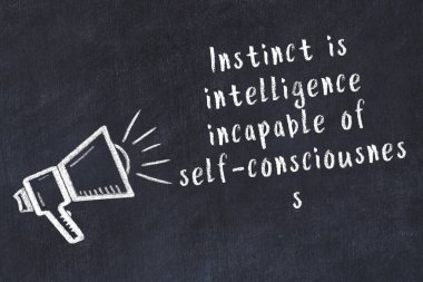 Siyah masaya hoparlör ve motivasyonel alıntının tebeşir çizimi