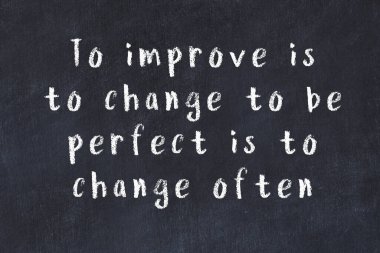 Siyah karatahtaya Tebeşir Bilgisi Yazısı