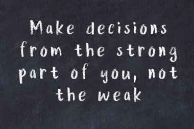 Siyah masadaki akıllı alıntıların tebeşiri.