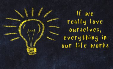 Bir ampulün tebeşir çizimi ve bilgece alıntıların yazımı