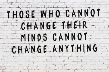 Bilgece alıntıların yazılı olduğu siyah boyanmış beyaz tuğla duvar