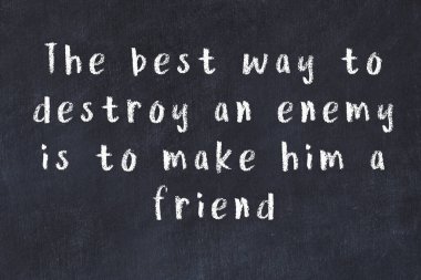 Siyah karatahtaya Tebeşir Bilgisi Yazısı