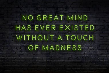 Tuğla duvardaki neon ışığın gece görüşü. Bilge Qoutation. 