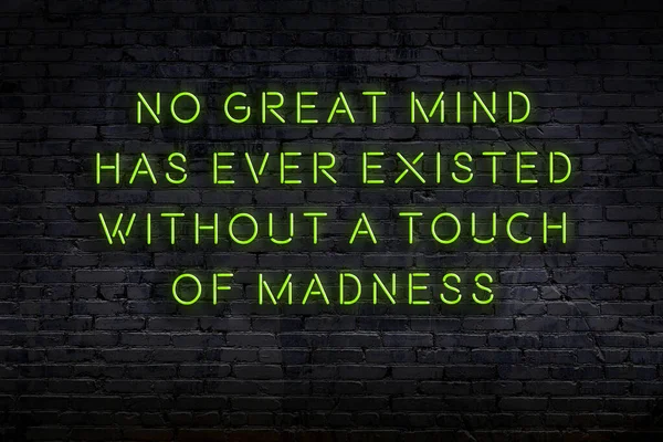 Tuğla duvardaki neon ışığın gece görüşü. Bilge Qoutation. 