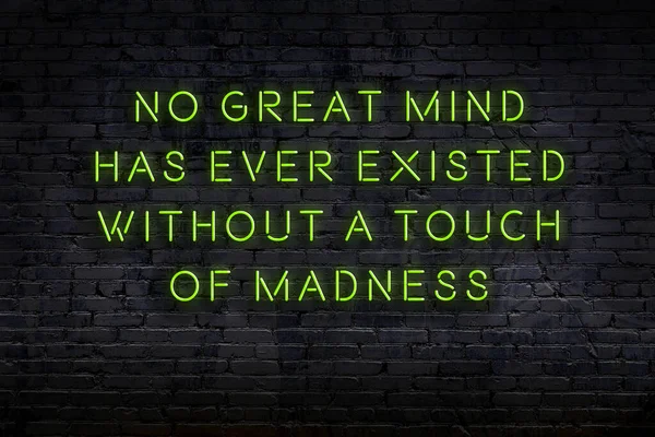 Нічний вид неонового знаку на цегляній стіні. мудрий каутаут . — стокове фото