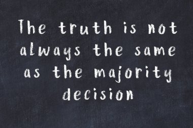 Siyah masadaki akıllı alıntıların tebeşiri.