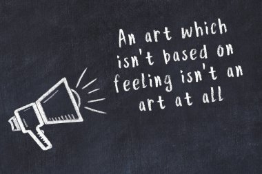 Tebeşir hoparlörü ve siyah masada akıllıca bir alıntı.