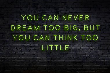 Zekice ve motive edici bir alıntı. Tuğla duvarda neon işareti