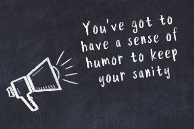 Siyah masaya hoparlör ve motivasyonel alıntının tebeşir çizimi